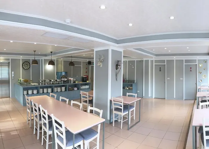 Hotel near College: Wan Tai Hotel